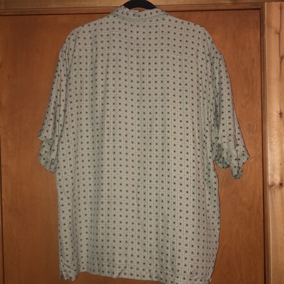 Tommy Bahama 100% silk men’s patterned button down shirt - Picture 7 of 8